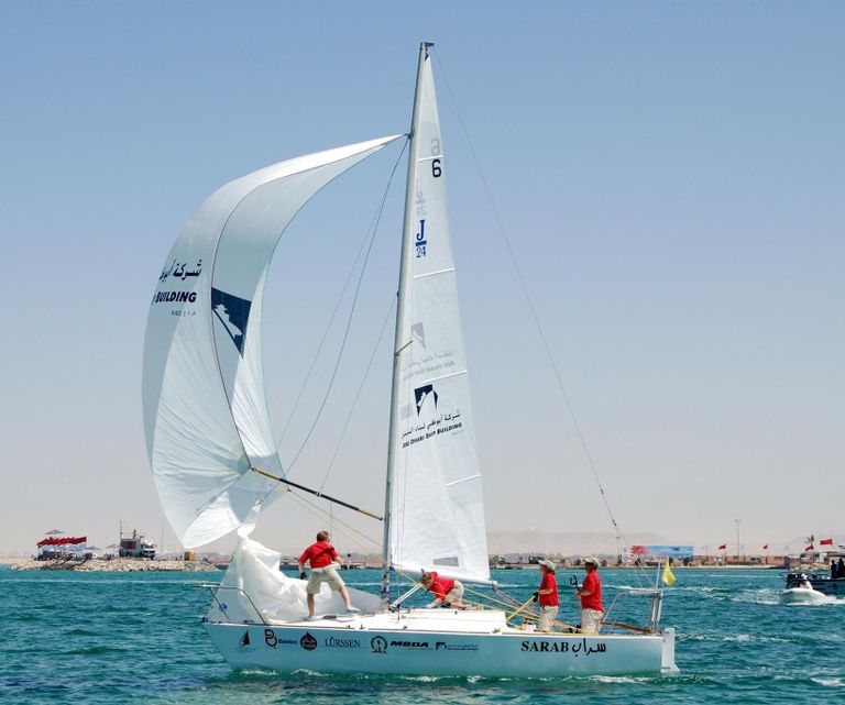 Seegelboot mit Seglern